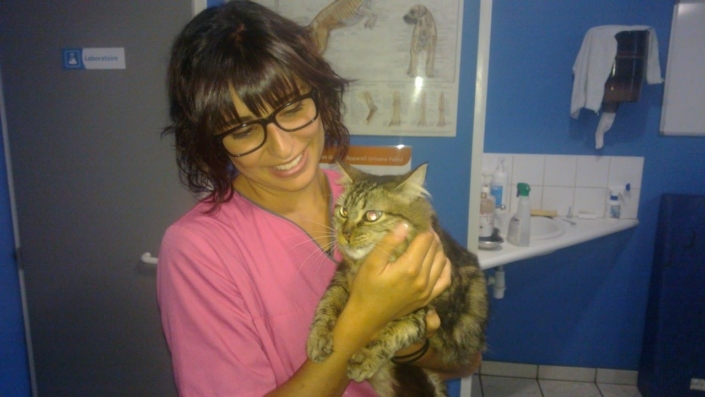 Margault et un chat clinique vétérinaire Laloubère Tarbes